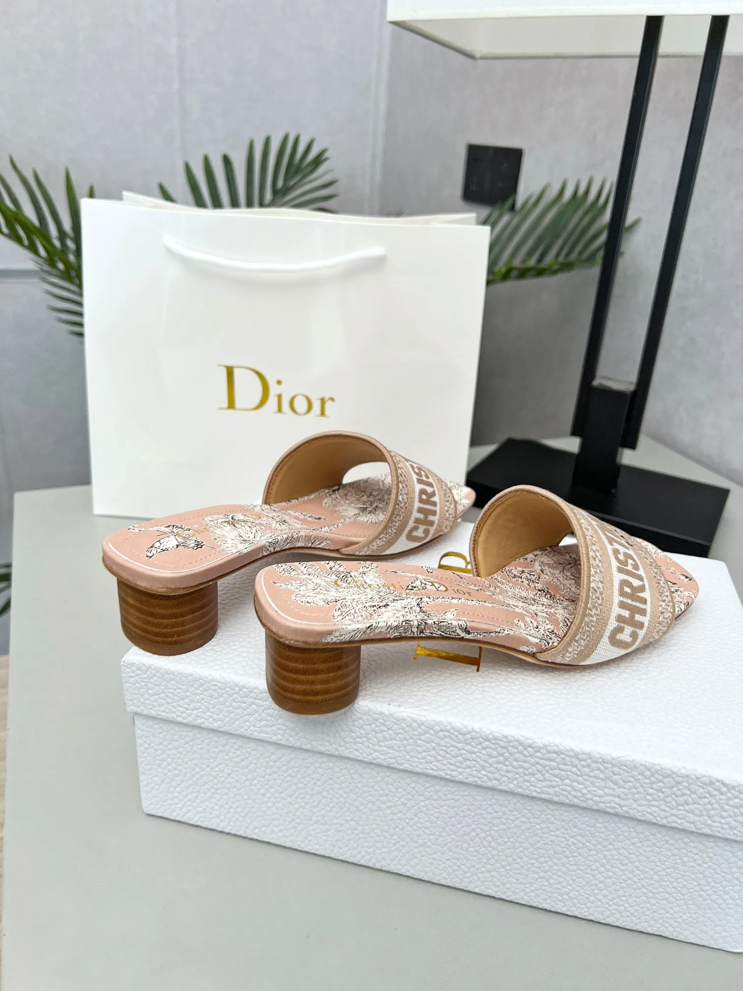 👟👟Ex-factory price 360👟👟 Genuine leather sole + 30 Dior’s latest hot model, a ﾉ☀ spring new product, this mid-heeled silk forged surface + 3D electric show shoe embodies the modern design concept. How to match it to look good. Comfortable on the foot. Code number 35-40 (41/42 customized)